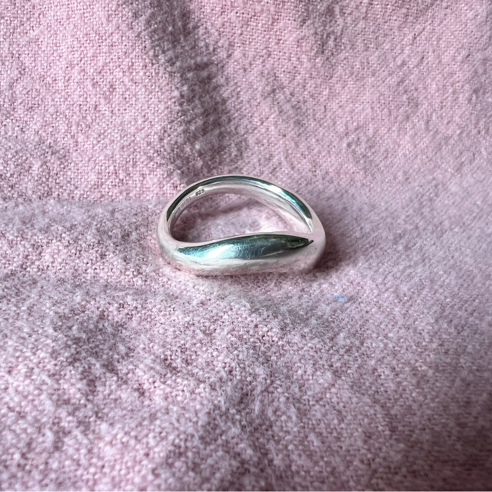 Mejuri Figure sterling wave band ring.